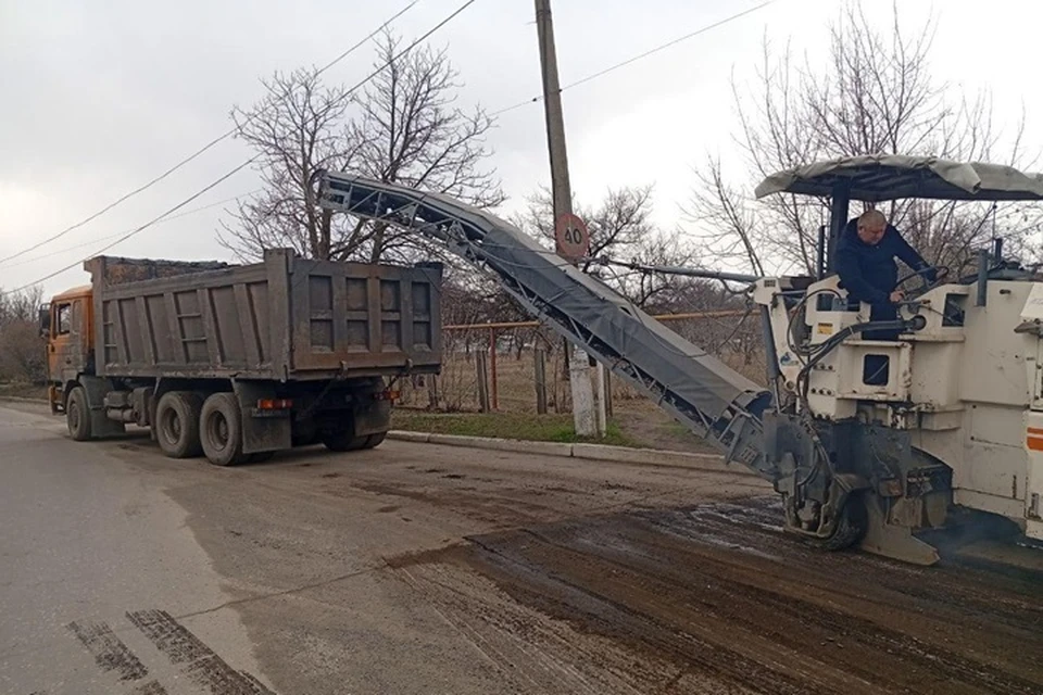 В Ждановке приступили к ремонту дорог при поддержке Магаданской области. Фото: Минтранс ДНР