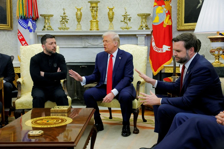 Унижение Зеленского продолжилось: лебезил перед Трампом в разговоре по Украине