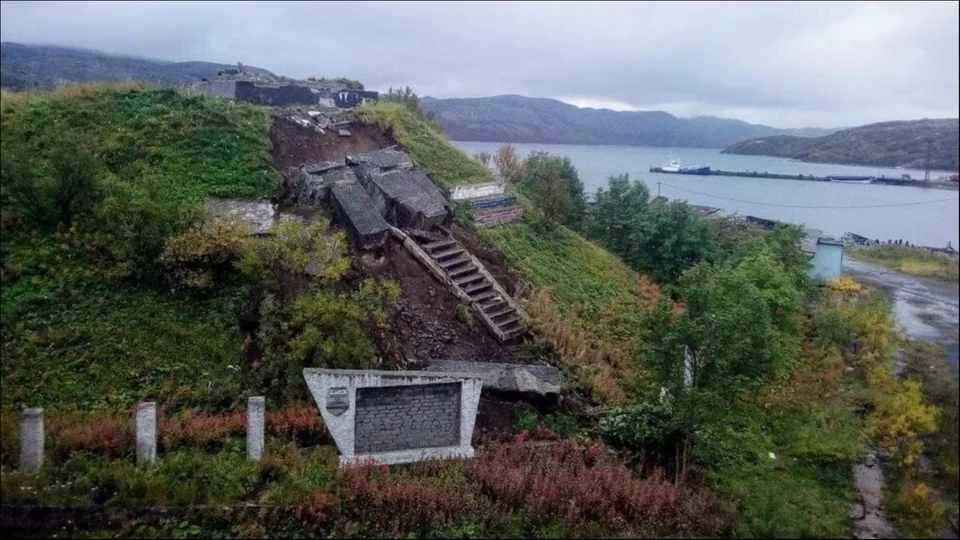 В сентябре 2020 года в Лиинахамари тросом, прикрепленным к машине, стянули с постамента памятник героям-подводникам. Фото: Правительство Мурманской области