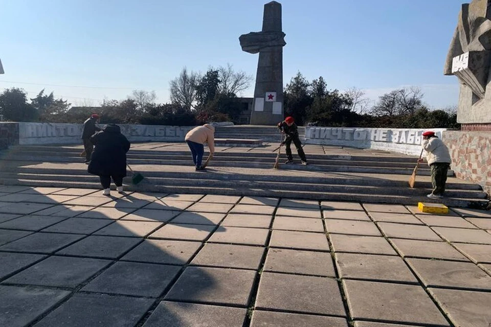 Памятники войны в Каланчакском округе ремонтируют и прибирают накануне Дня Победы. Фото: администрация Каланчакского округа