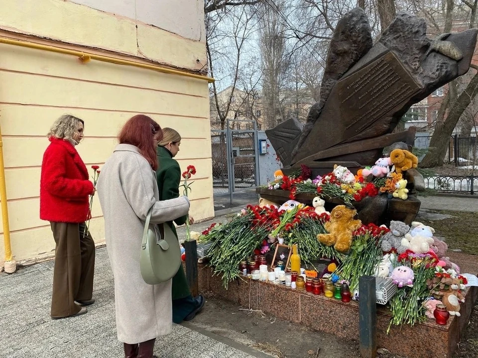 Наши земляки отдают дань памяти людям, погибшим во время теракта в «Крокусе», у Памятного знака жертвам бомбардировки в саду Пионеров.