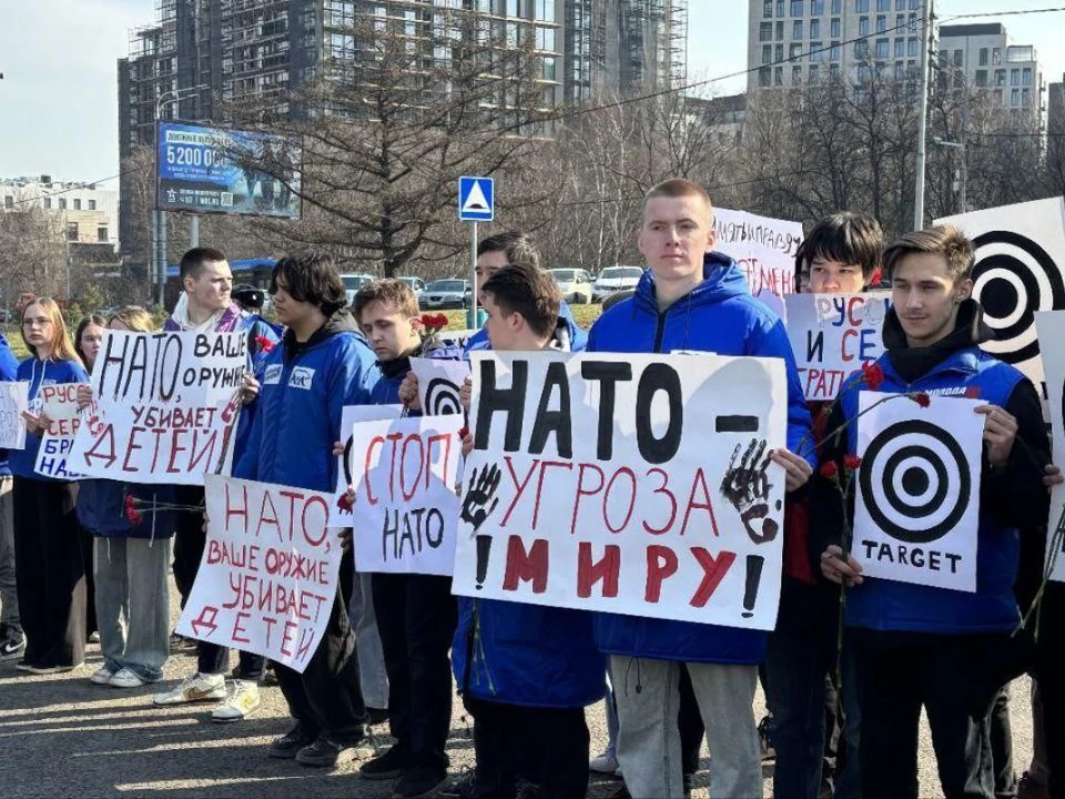 МГЕР и «Волонтёрская Рота» провели акцию у посольства Сербии к 26-й годовщине начала бомбардировок Югославии. Фото: ER.RU.