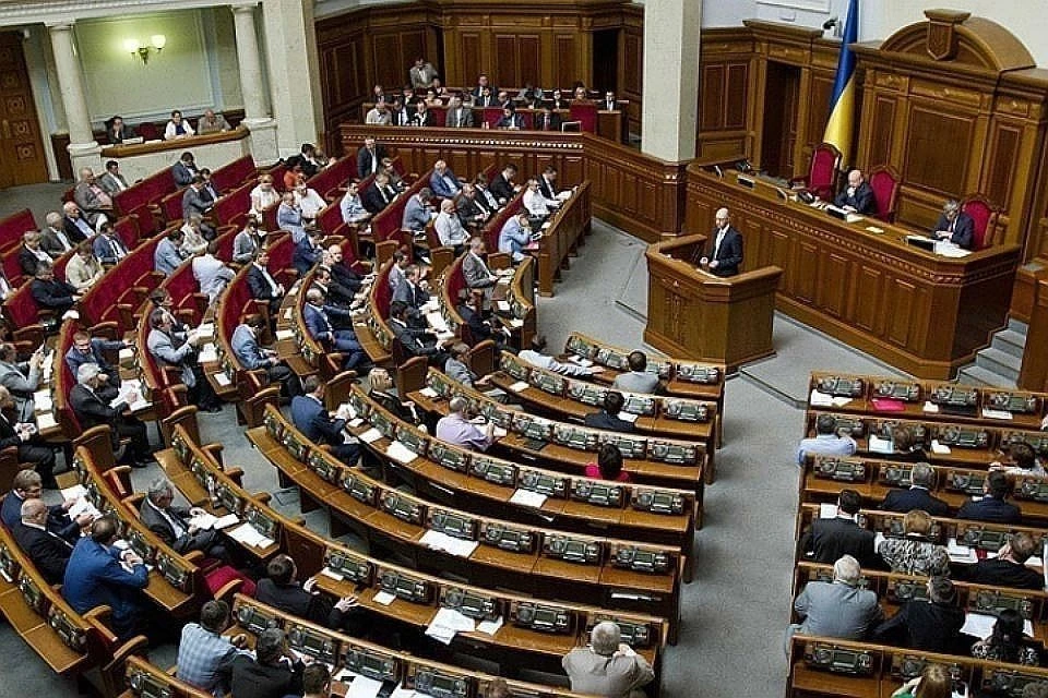 Верховная Рада проголосовала за резкое повышение зарплат чиновников на Украине