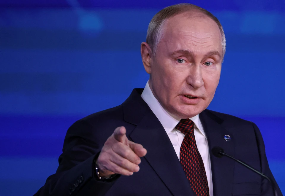 Путин шуткой ответил на вопрос моряка о ходе российско-американских переговоров по Украине.