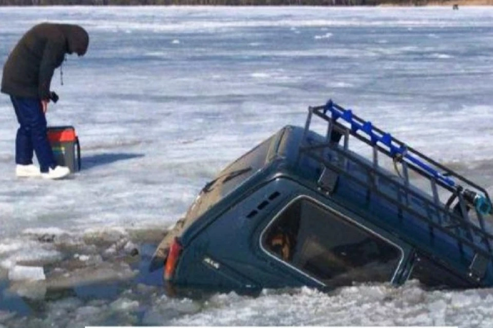 «Нива» с пассажиром и водителем провалилась под лёд в Новосибирской области. Фото: Спасатели МАСС.