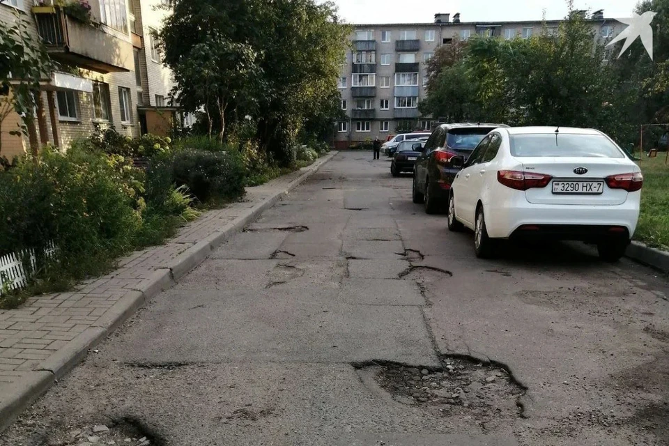 Власти Минска прокомментировали ситуацию с уложенным асфальтом вокруг авто на улице Маршала Лосика. Снимок носит иллюстративный характер. Фото: архив «КП»