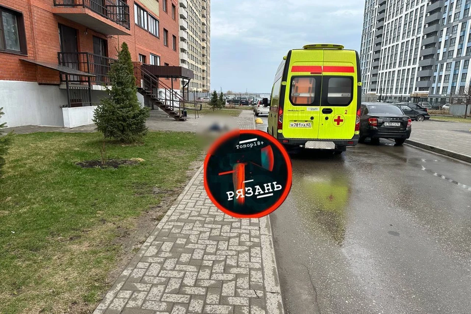 Молодой человек погиб, выпав из окна многоэтажки под Рязанью.