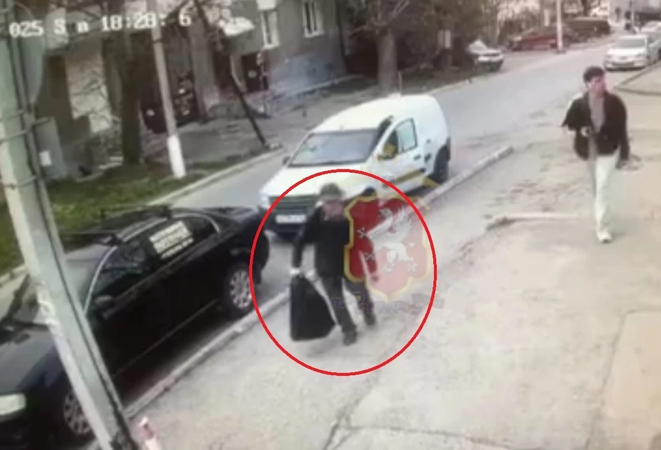 Злоумышленник попал в объектив камеры видеонаблюдения. Фото: УМВД Севастополя