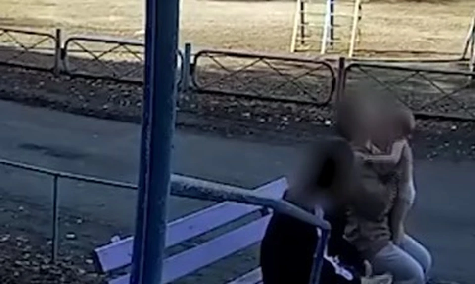 Малыш громко плакал, очевидно, от холода. Фото: скриншот видео