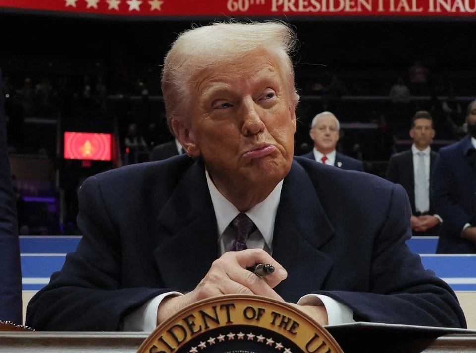Economist поместил на обложку карикатуру на Трампа, отрезающего США от мира