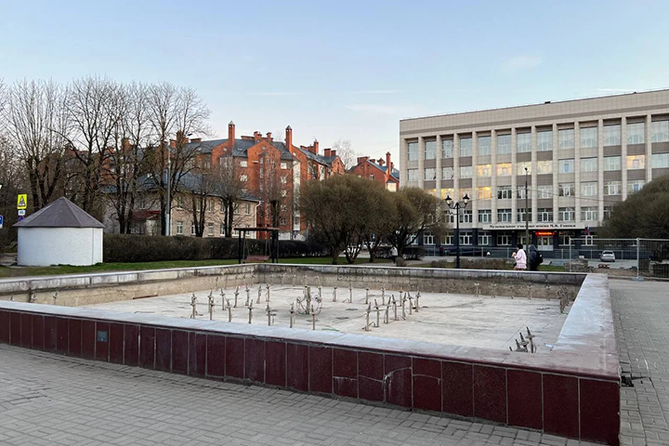 Фонтан напротив музыкального училища планируют отремонтировать в этом году. Фото: Александр Новиков.