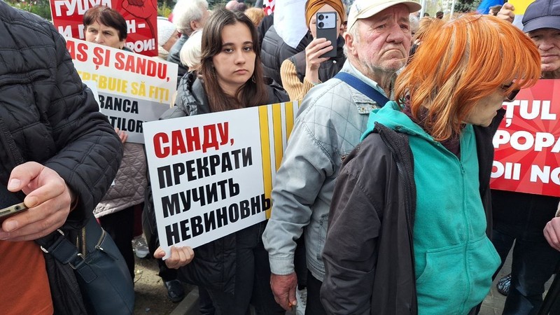 Возле здания суд сектора Буюканы граждане Молдовы выступили в поддержку Евгении Гуцул. Фото: соцсети