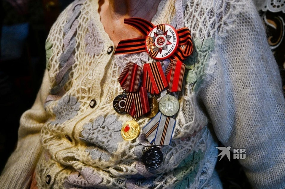 Более семи тысяч свердловских ветеранов получили медали к 80-летию Победы