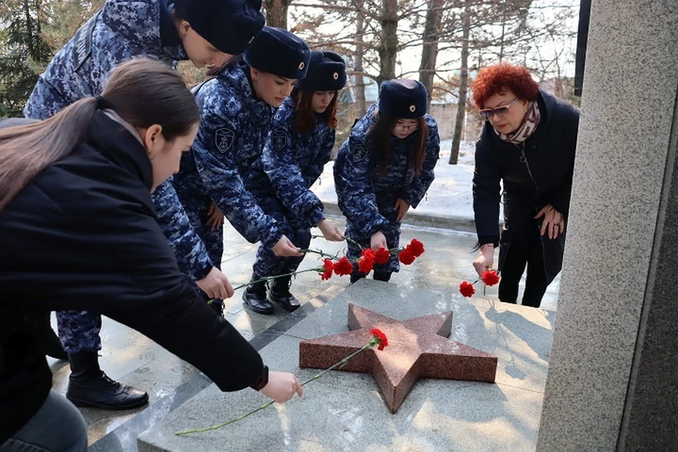 Стажеры Росгвардии возложили цветы на «Аллее памяти» в Хабаровске Фото: пресс-служба управления Федеральной службы войск национальной гвардии РФ по Хабаровскому краю