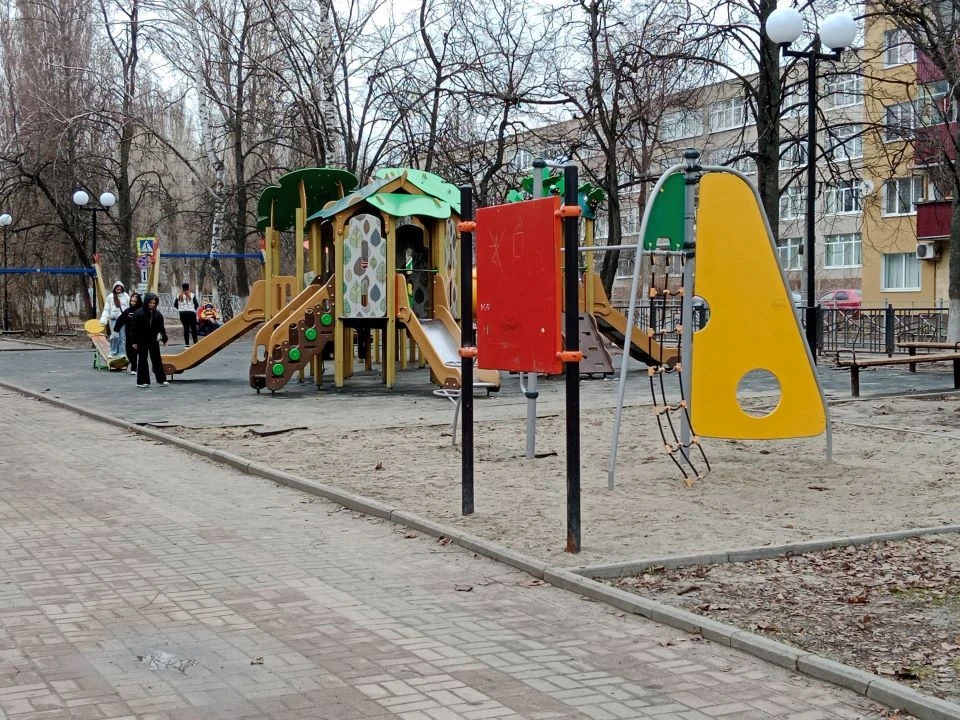 В городе продолжается весенняя уборка, заверили в мэрии