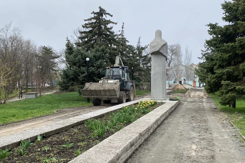 В Геническе стартовала реконструкция сквера «Воинской славы» Фото: ЕР