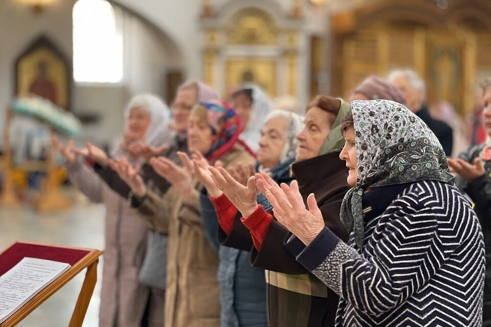 Глухие и слышащие молятся вместе. Фото: Тверская епархия.