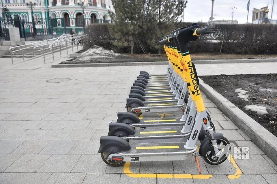 В Екатеринбурге определен список мест, где нельзя парковать и брать в аренду электросамокаты