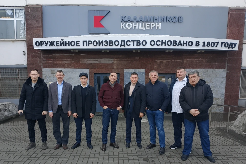 Челябинская делегация на экскурсии по предприятию «Калашникова» в Ижевске, второй справа — Михаил Лепешкин.
