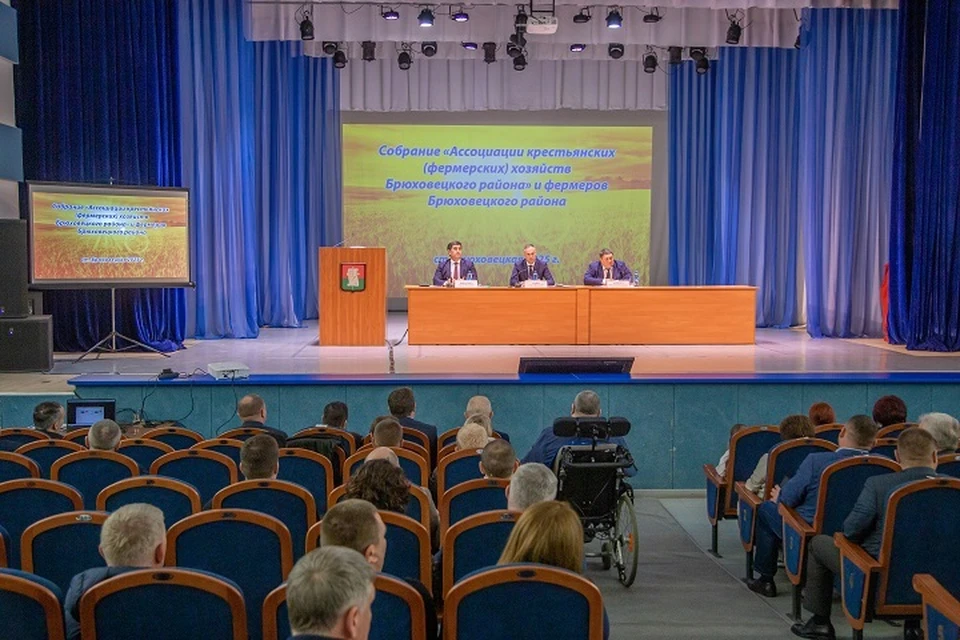 В президиуме собрания (слева направо): председатель Ассоциации КФХ Брюховецкого района Сергей Коваленко, глава Брюховецкого района Сергей Ганжа, полномочный представитель губернатора Краснодарского края по взаимодействию с КФХ Вячеслав Легкодух