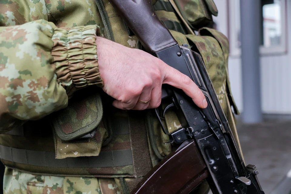 Российский комбат Гаспарян встал после ранения и добил украинского снайпера