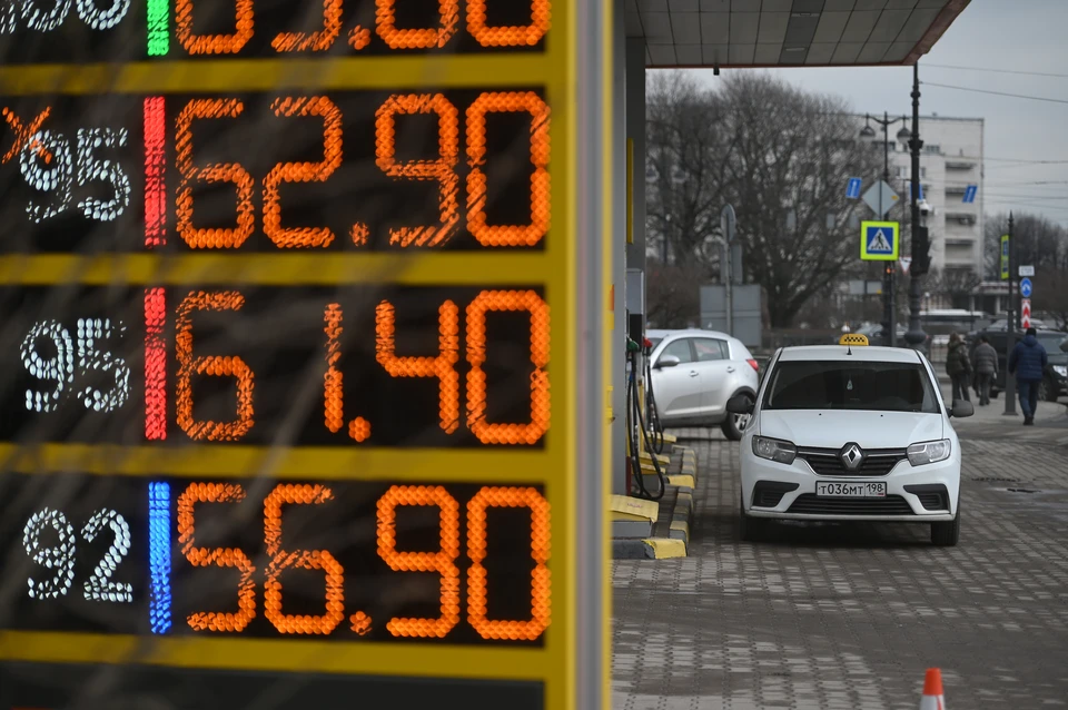 Бензин подорожал в Петербурге.