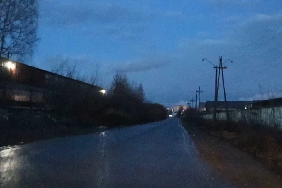 На Базовом переулке нет тротуаров и не горят фонари. А детям приходится идти здесь, чтобы добраться до школы и обратно домой. Фото: Народный фронт