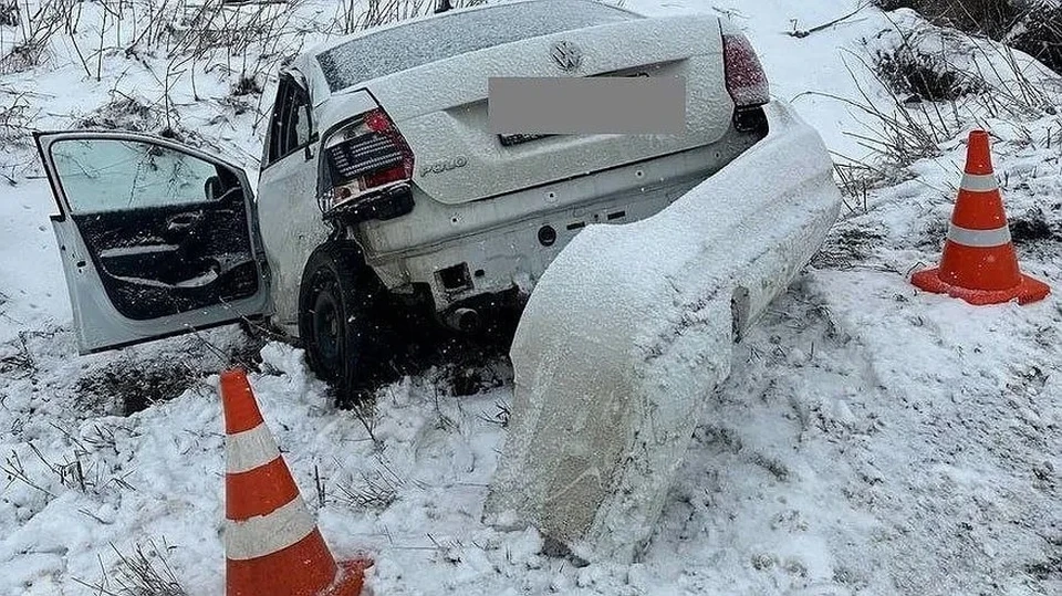 В ведомстве уточнили, что водитель и пассажир получили различные травмы и были доставлены в больницу. Фото: ГАИ по Кировской области