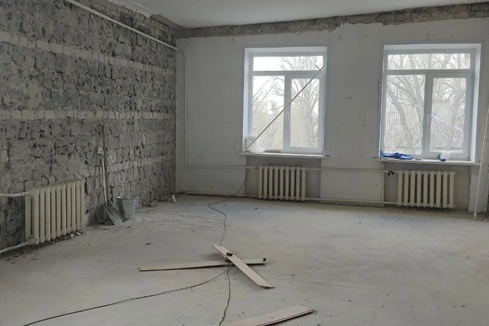 В Шахтерске ДНР продолжается ремонт колледжа кино и телевидения. Фото: ТГ/Желтяков