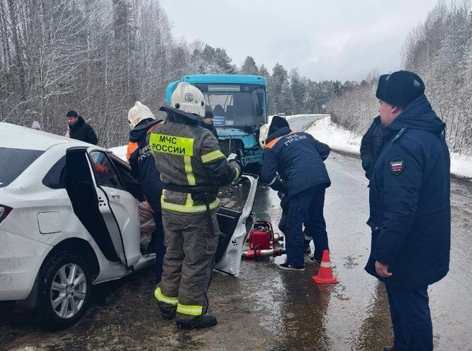 В аварии водитель Lada скончался на месте ДТП до приезда скорой помощи.