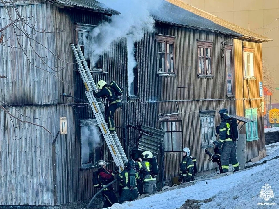 Сообщение о возгорании поступило в МЧС в 17.53. Фото: МЧС по Мурманской области