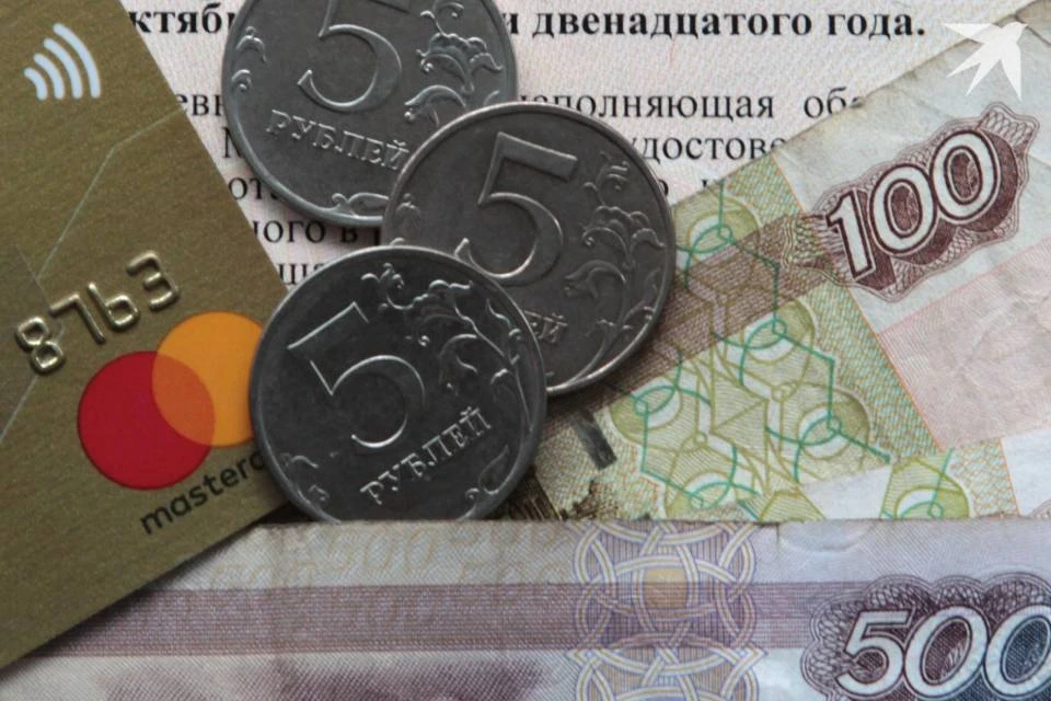 Подросток пошла тратить деньги с чужой банковской карты в магазинах.