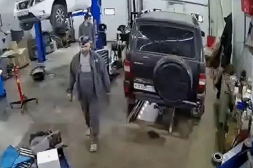 В Новосибирске слесарь раздавил коллегу, перегоняя «УАЗ Патриот». Фото: скриншот с видео «АСТ-54 Black»
