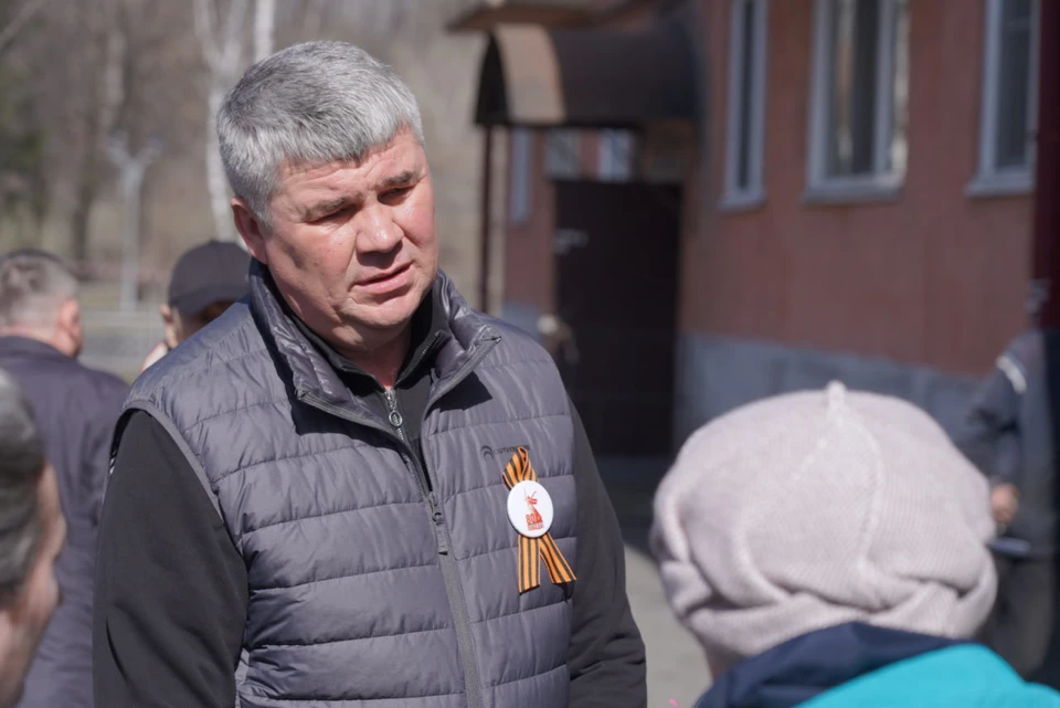 Глава Междуреченска обсудил восстановление дома на улице Комарова с пострадавшими жильцами. Фото: телеграм-канал Сергея Перепилищенко.