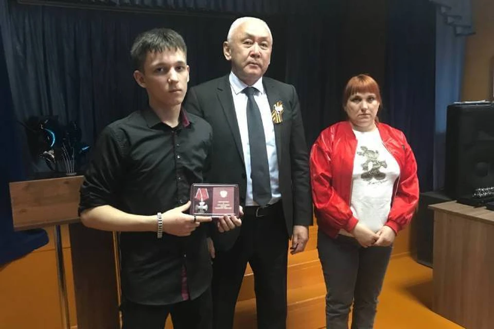 Земляки почтили память Александра минутой молчания. Фото: тг-канал Эдуарда Коняева, мэра Боханского района.