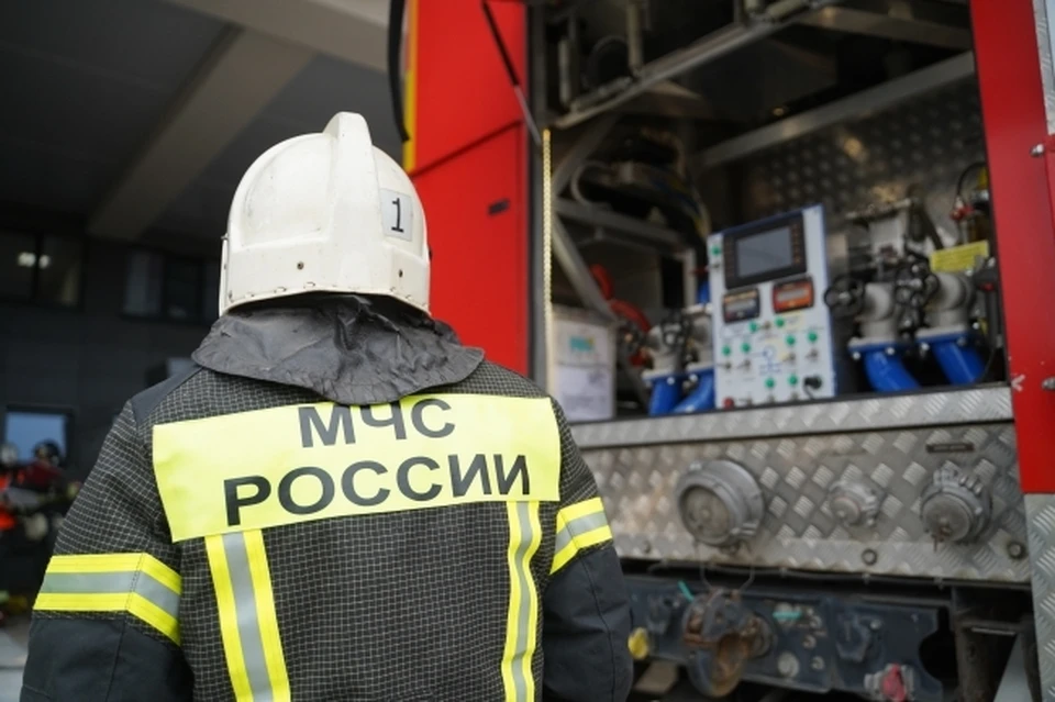 На данный момент специалисты проводят проверку и выясняют из-за чего начался пожар.