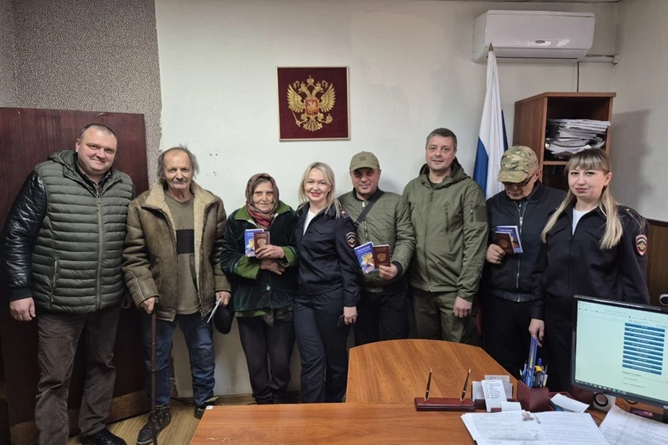 Эвакуированным из Красногоровки ДНР мирным жителям вручили паспорта России. Фото: МВД по ДНР