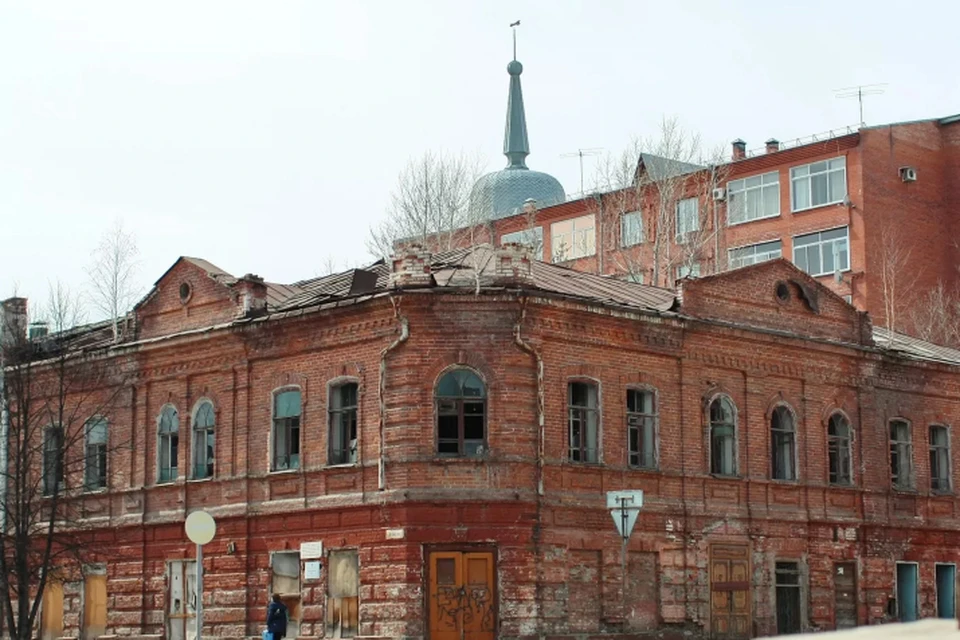 В купеческие времена здесь торговали порохом, охотничьими ружьями, табаком и другими товарами