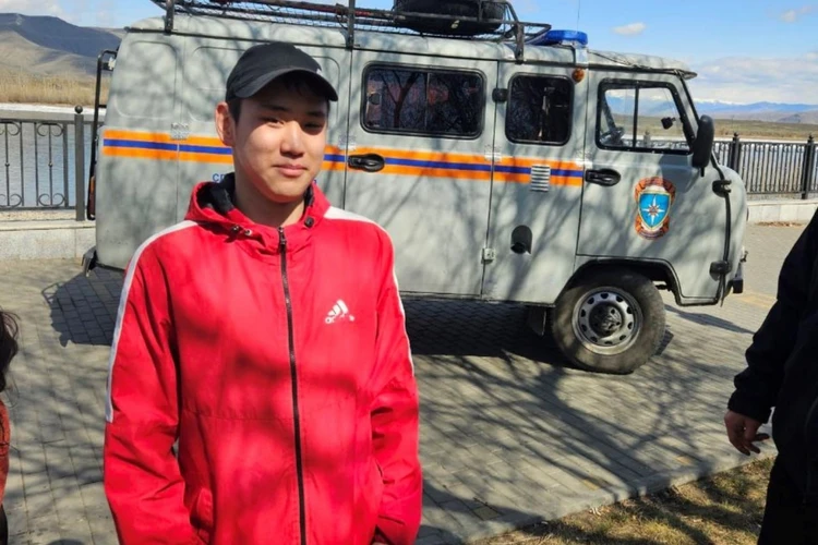 Зачем она полезла в ледяную воду, школьник не думал: тувинский подросток спас упавшую в Енисей женщину