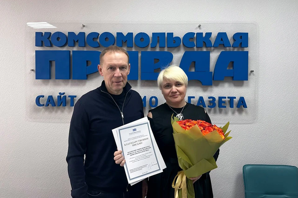 Андрей Луговой вручил коллективу Новосибирского филиала «Комсомольская правда» благодарственный адрес. Фото: Новосибирское региональное отделение политической партии ЛДПР