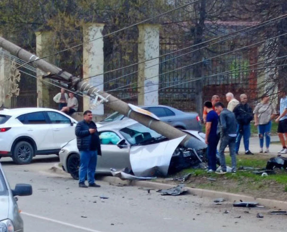 На улице Металлургов в Туле Porsche снес столб. Фото: "Тула Жесть"