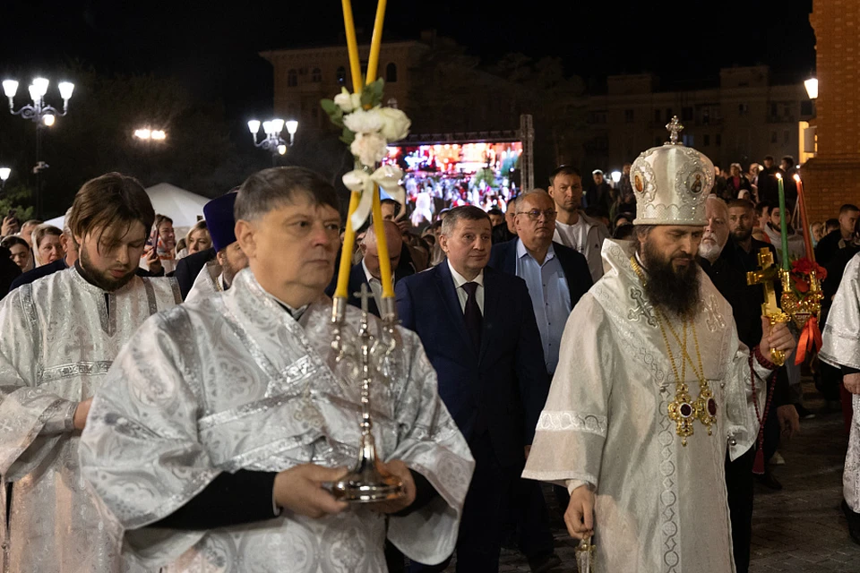 Верующие прошли крестным ходом у храма. Фото: АВО