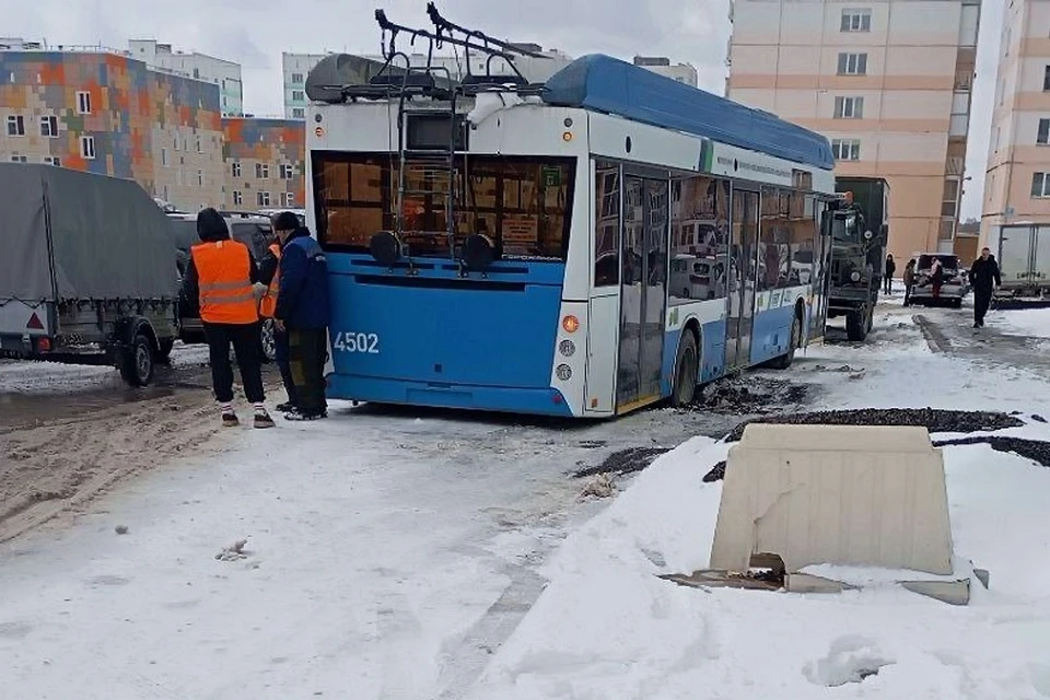 Троллейбус провалился в огромную яму в Октябрьском районе Новосибирска. Фото: местный житель Артем