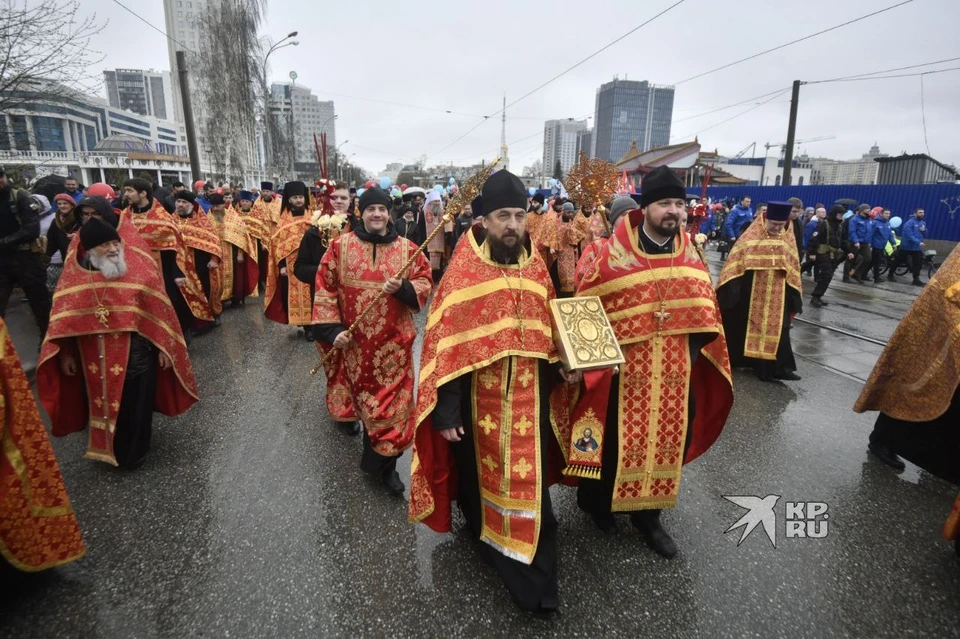 В путь православные отправились вместе с ковчегом с мощами святой Великомученицы Екатерины