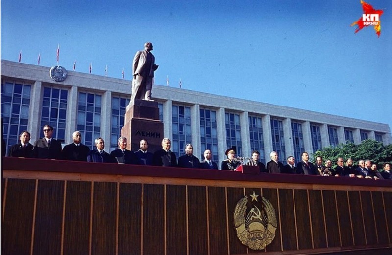 Раньше памятник Ленину стоял на главной площади Кишинева.