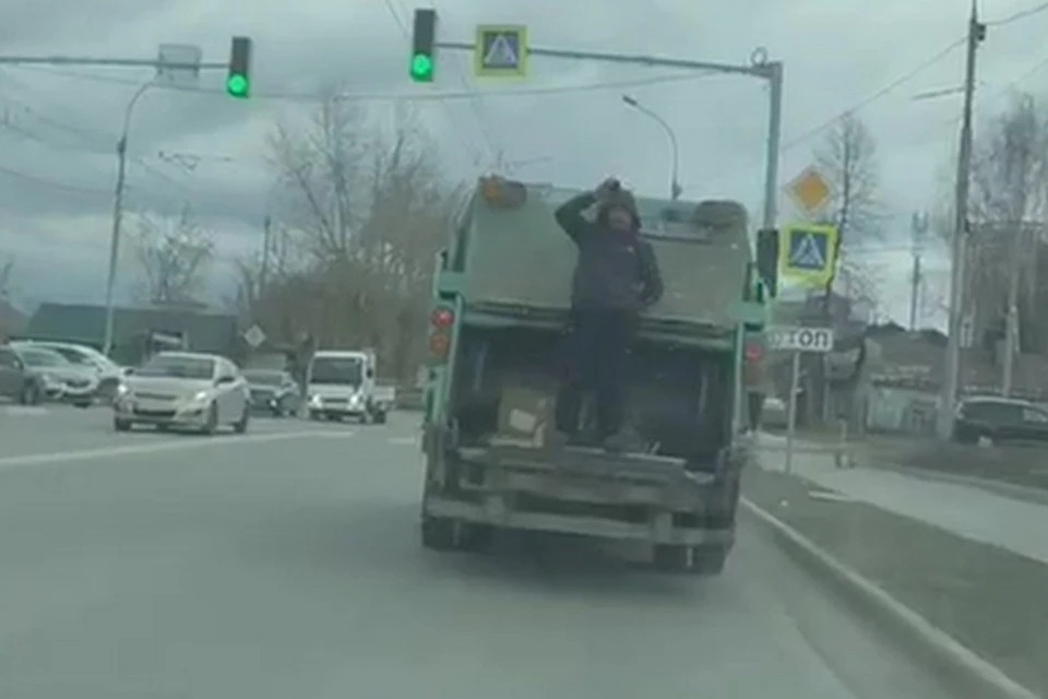31-летний водитель мусоровоза перевозит пассажиров вне кабины транспорта. Фото: ГАИ Новосибирска