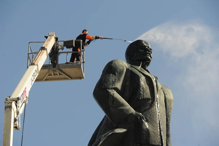 Статуи Ленина как лейтмотив истории России: яркие события в нашей стране на фоне лиц Ильича