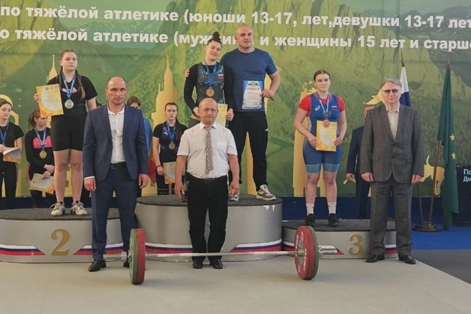 Подошел к концу второй соревновательный день Чемпионата и Первенства Южного федерального округа по тяжелой атлетике. Фото: ТГ/Мартынов