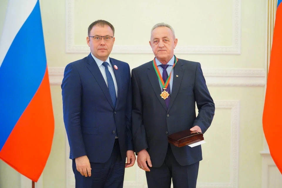 Губернатор Кузбасса наградил детей и взрослых за успехи в труде и учебе.