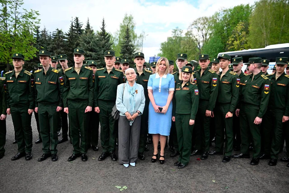 На церемонии выступили официальный представитель МИД РФ Мария Захарова, дочь командовавшего Первым Украинским маршала Ивана Конева, президент Фонда памяти полководцев Победы – Наталия Ивановна Конева.